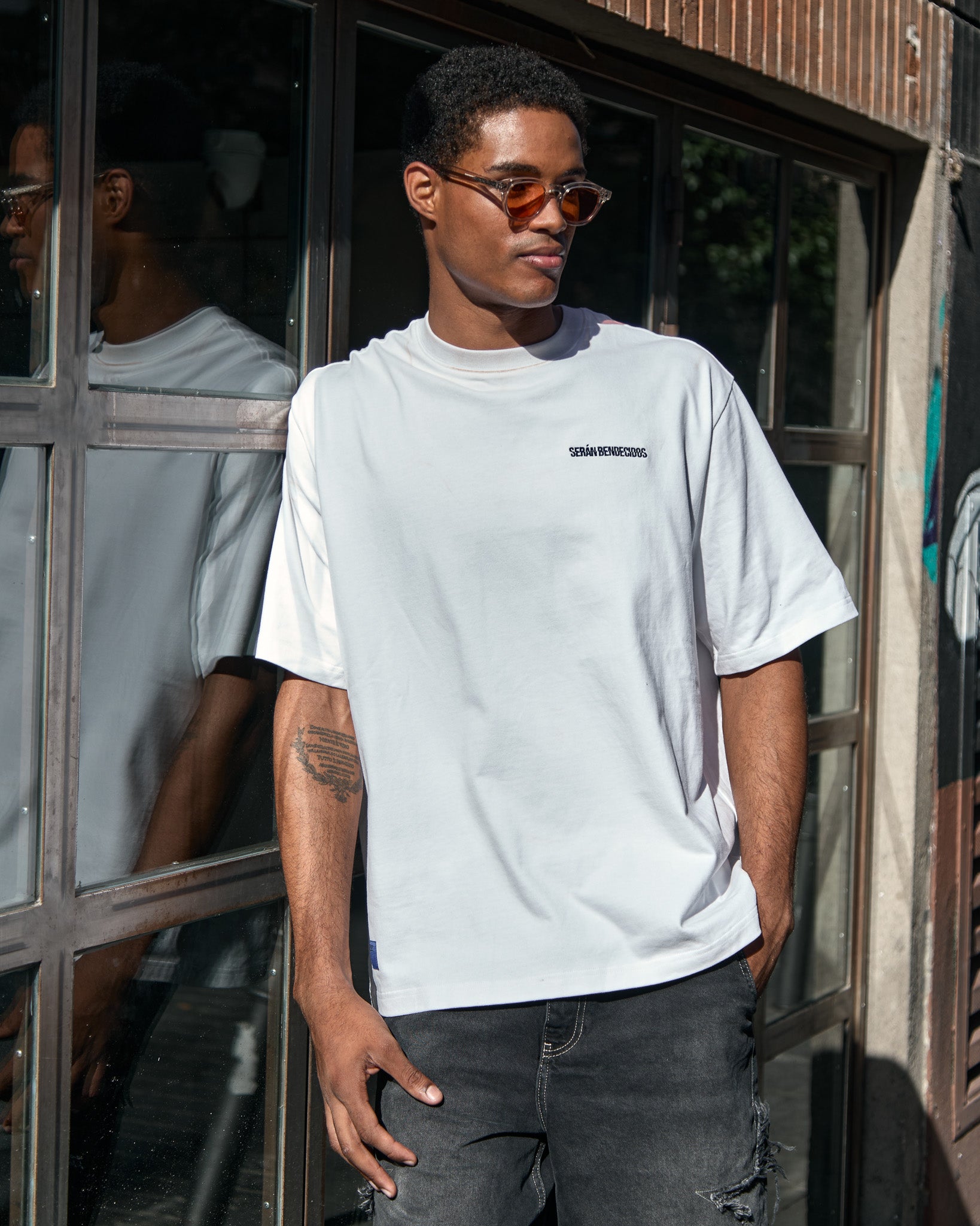 Signature Tee White (Black backside)